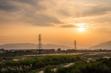 Elektronik kuleli şehir gün batımı manzarası