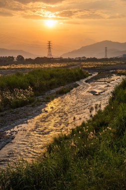 Elektronik kuleli şehir gün batımı manzarası