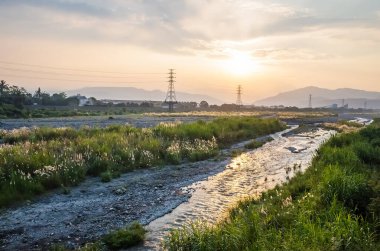 Elektronik kuleli şehir gün batımı manzarası