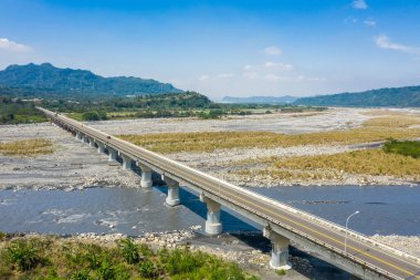 Altından miscanthus ile nehir üzerinde köprü