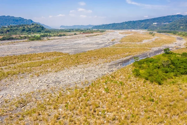 Paisaje de miscanthus dorado con montaña — Foto de Stock