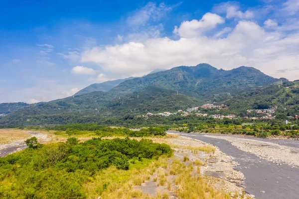 Paisaje de miscanthus dorado con montaña — Foto de Stock