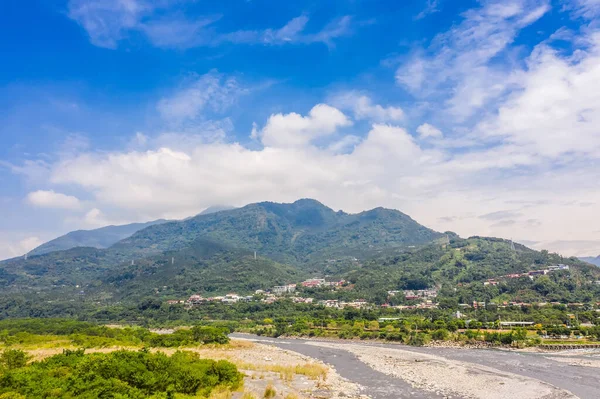 Paisaje de miscanthus dorado con montaña — Foto de Stock