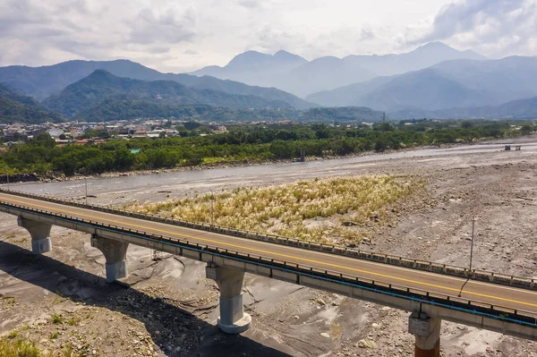 Ponte sobre o rio com miscanthus dourado — Fotografia de Stock