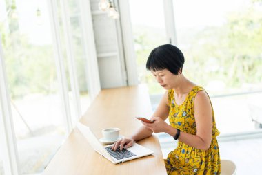 kadın çalışma ve cep telefonu kullanma