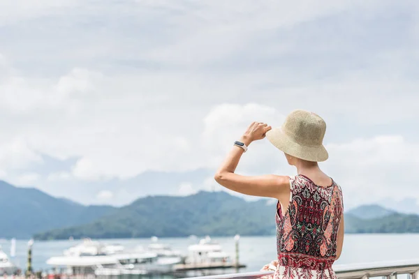 Traveling Asian woman with hat — Stock Photo, Image