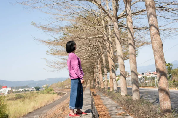 Asiatique femme stand dans l 'extérieur — Photo