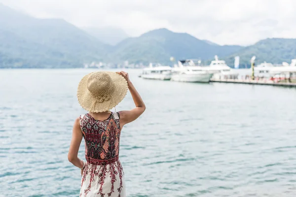 Viajando mulher asiática com chapéu — Fotografia de Stock