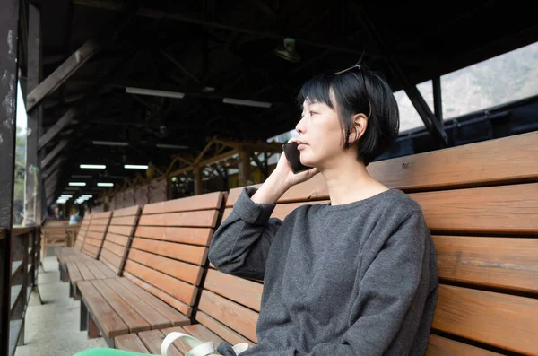 Vrouw praten over de telefoon — Stockfoto