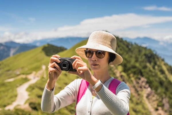 Asyalı dağcı kadın fotoğraf çekmek — Stok fotoğraf