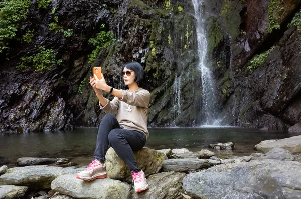 Selfie Kobieta w pobliżu wodospadu — Zdjęcie stockowe