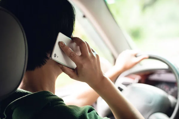 Woman talking on cellphone when driving — Stock Photo, Image