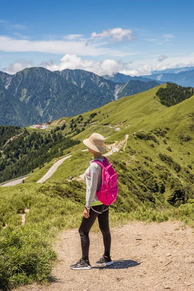 Asijská Horolezecká žena vypadá daleko — Stock fotografie