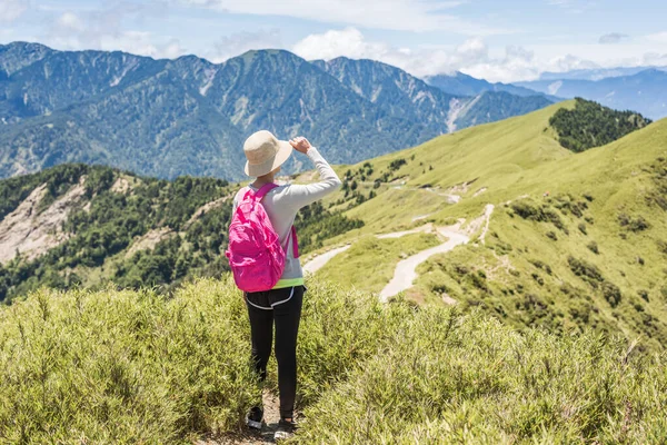 Asyalı dağcı kadın uzaklara bakıyor — Stok fotoğraf