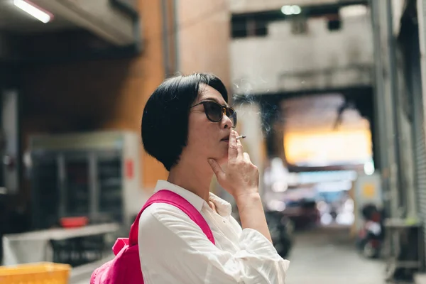 Asiatique femme voyager et fumer — Photo