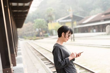 Bir akıllı telefon kullanarak Asya Güzeli