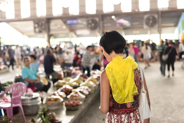 女人在水果市场购物 — 图库照片