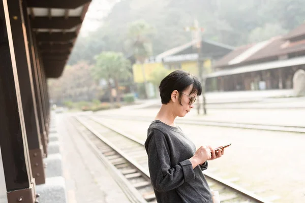 Bir akıllı telefon kullanarak Asya Güzeli — Stok fotoğraf