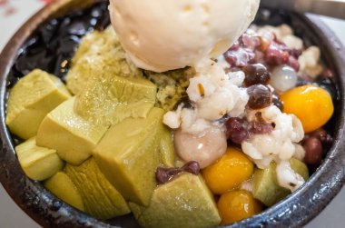 renkli tatlı ile tıraş buz yeme