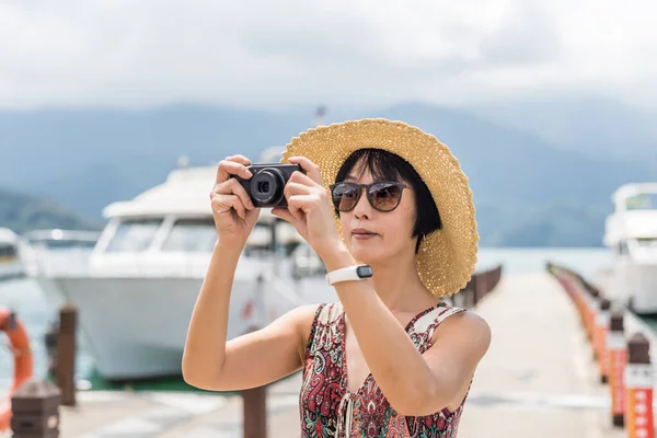 帽子をかぶった女性が写真を撮る — ストック写真