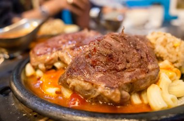 Tabakta sığır eti. 