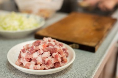 ahşap masada kesilmiş çiğ domuz eti