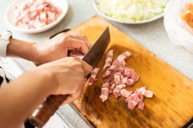 ahşap masada kesilmiş çiğ domuz eti