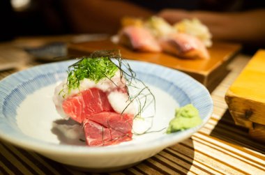 restoranda tabakta sashimi deniz ürünleri