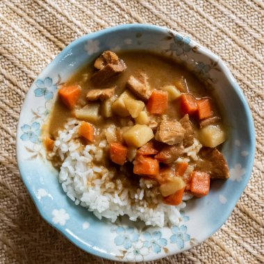 sığır eti ve pirinç ile köri sosu