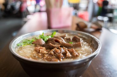 domuz eti bağırsak ile ince erişte