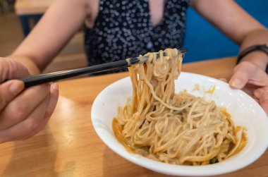 Susam ezmesi erişte Tayvanlı ünlü aperatifler