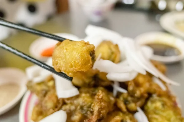 Taiwanesische Snacks mit köstlichen frittierten Austern — Stockfoto