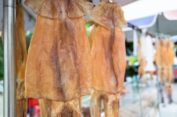 Getrocknete Tintenfische auf der Straße verkaufen — Stockfoto