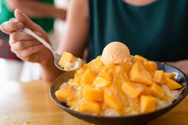 famous Taiwanese snacks of mango shaved ice