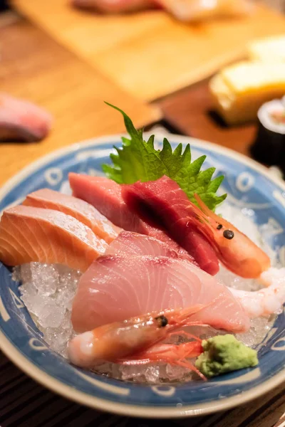 Морепродукты сашими на тарелке в ресторане — стоковое фото