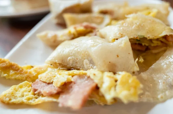 Petit déjeuner traditionnel d'omelette chinoise — Photo