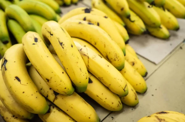 Fruta de banana empilhada no mercado — Fotografia de Stock