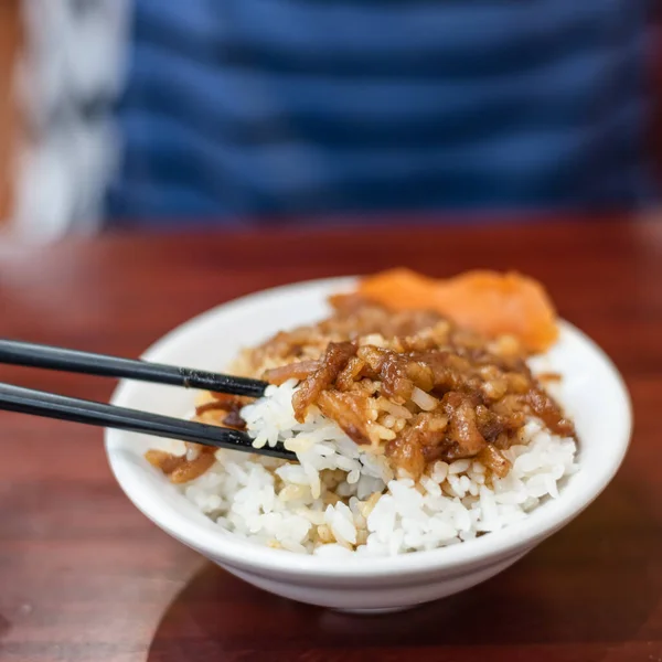 Carne de porco refogada em arroz na mesa — Fotografia de Stock
