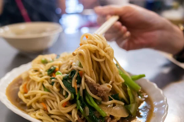 Eat famous Taiwanese fried noodles — Stock Photo, Image