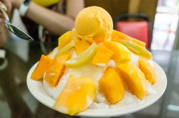 Famous Taiwanese snacks of mango shaved ice — Stock Photo, Image