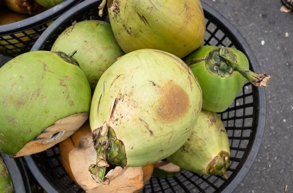 Fruto de coco em uma cesta — Fotografia de Stock