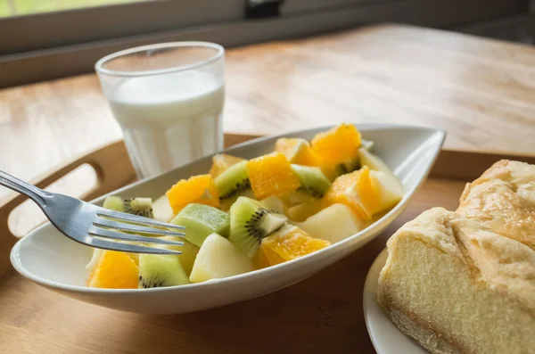 Café da manhã com frutas e bolo — Fotografia de Stock