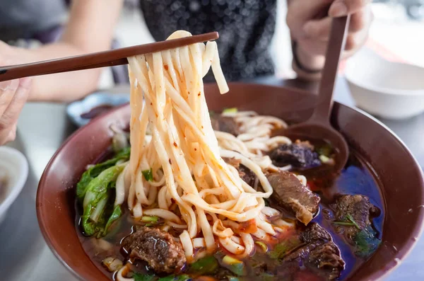 Forró párolt marhahús tésztasaláta leves — Stock Fotó