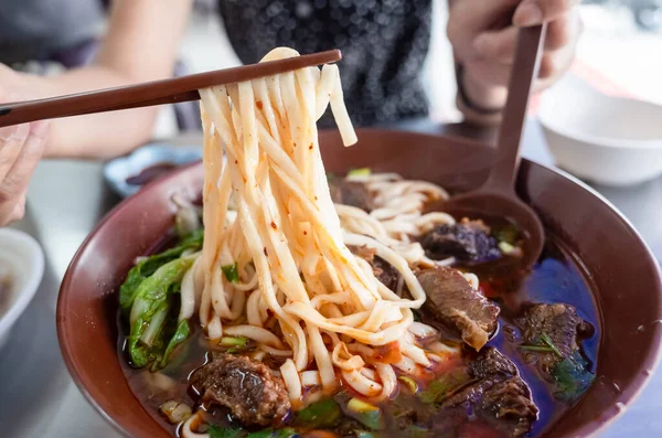 Sopa de macarrão de carne quente refogada — Fotografia de Stock