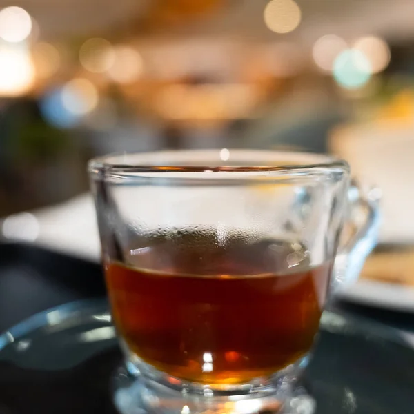 Taza de café en vaso sobre la mesa —  Fotos de Stock