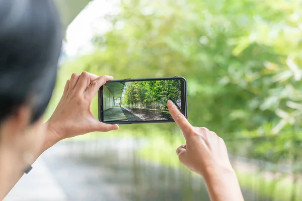 Žena fotografovat podle mobilu — Stock fotografie