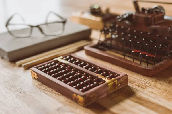 Ábaco y libros sobre una mesa en casa — Foto de Stock