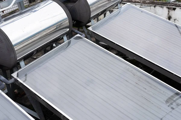 Aquecedor de água solar em um telhado — Fotografia de Stock