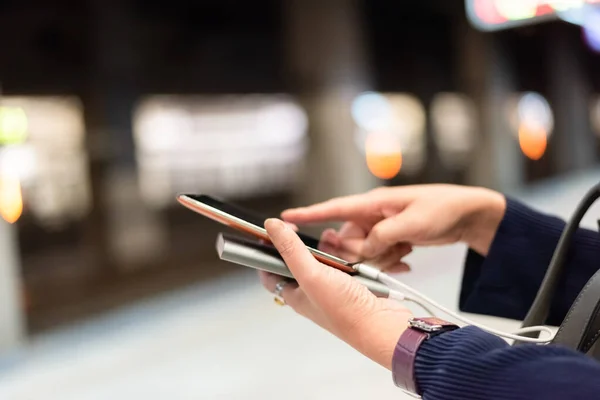 Usando el teléfono móvil en la estación de tren — Foto de Stock