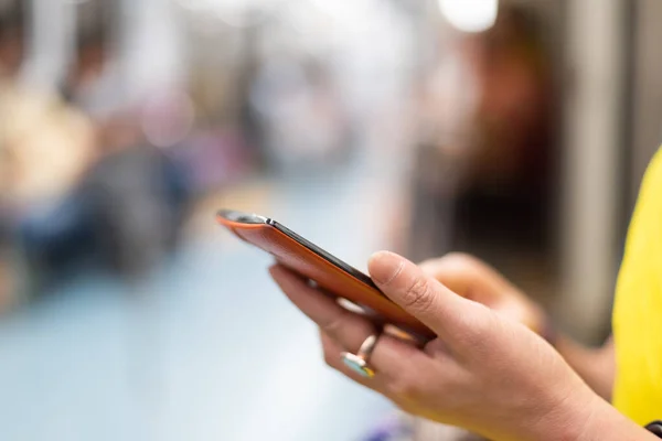 Usando smartphone en el carro MRT — Foto de Stock